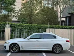 2022 BMW 5 Series 525Li M Sport Package, белый — фото 2