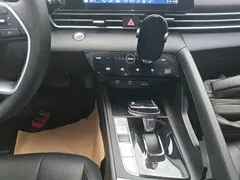 2022 Hyundai Elantra 1.5L CVT LUX Premium, белый — фото 14