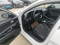 2022 Hyundai Elantra 1.5L CVT LUX Premium, белый — фото 16