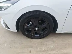 2022 Hyundai Elantra 1.5L CVT LUX Premium, белый — фото 23