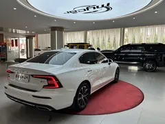 2022 Volvo S60 B4 Luxury, белый — фото 5