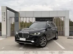 2021 BMW X7 xDrive40i Luxury Package, чёрный — фото 1