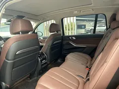 2021 BMW X7 xDrive40i Luxury Package, чёрный — фото 3