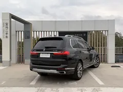 2021 BMW X7 xDrive40i Luxury Package, чёрный — фото 10