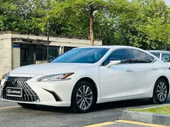 2021 Lexus ES 200 Excellence, белый — фото 1