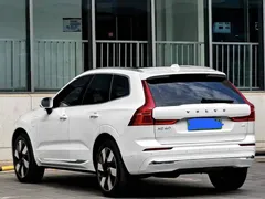 2024 Volvo XC60 T8 PHEV Long Range 4WD Luxury, белый — фото 5