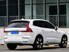 2024 Volvo XC60 T8 PHEV Long Range 4WD Luxury, белый — фото 7