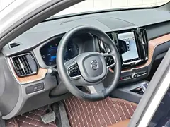2024 Volvo XC60 T8 PHEV Long Range 4WD Luxury, белый — фото 12