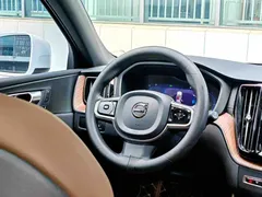2024 Volvo XC60 T8 PHEV Long Range 4WD Luxury, белый — фото 13