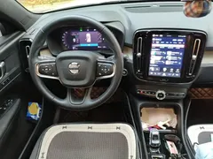 2023 Volvo XC40 Luxury, белый — фото 3