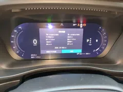 2023 Volvo XC40 Luxury, белый — фото 5