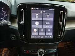 2023 Volvo XC40 Luxury, белый — фото 6