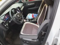 2023 Volvo XC40 Luxury, белый — фото 8