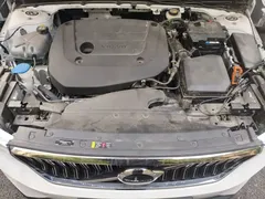 2023 Volvo XC40 Luxury, белый — фото 11