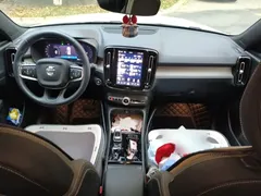 2023 Volvo XC40 Luxury, белый — фото 13