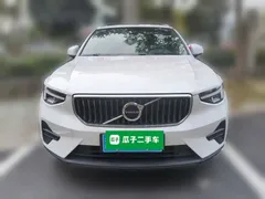 2023 Volvo XC40 Luxury, белый — фото 23