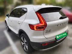 2023 Volvo XC40 Luxury, белый — фото 25