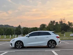 2022 Audi A3 Sportback 35 TFSI Luxury Sport, белый — фото 4