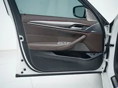 2022 BMW 5 Series 535Le PHEV M Sport Package, белый — фото 14