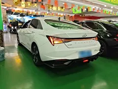 2021 Hyundai Elantra 1.5L CVT LUX Premium, белый — фото 5