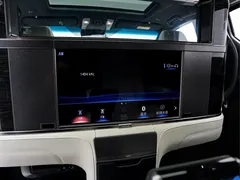 2020 Lexus LM 300h 4, белый — фото 18
