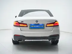 2022 BMW 5 Series 535Le PHEV M Sport Package, белый — фото 11