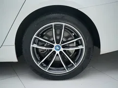 2022 BMW 5 Series 535Le PHEV M Sport Package, белый — фото 23