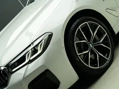 2022 BMW 5 Series 530Li Premium M Sport Package, белый — фото 3