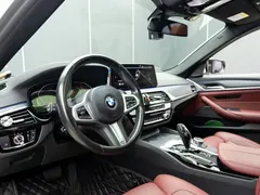 2022 BMW 5 Series 530Li Premium M Sport Package, белый — фото 11