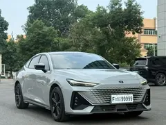 2022 Changan UNI-V 1.5T Premium — фото 3