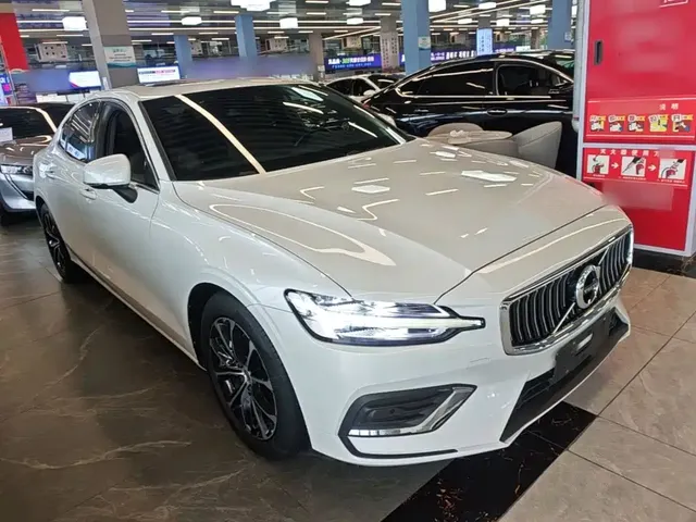 2022 Volvo S60 B4 Luxury