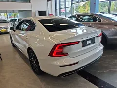2022 Volvo S60 B4 Luxury, белый — фото 5