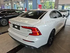2022 Volvo S60 B4 Luxury, белый — фото 7