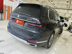 2023 BMW X7 xDrive40i Luxury Package, чёрный — фото 3