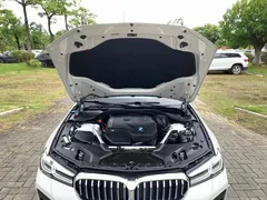 2023 BMW 5 Series 530Li Leading M Sport Package, белый — фото 15