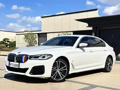 2022 BMW 5 Series 530Li Leading M Sport Package, белый — фото 1