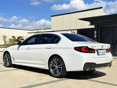 2022 BMW 5 Series 530Li Leading M Sport Package, белый — фото 6