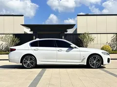 2022 BMW 5 Series 530Li Leading M Sport Package, белый — фото 7