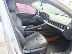 2021 Hyundai Elantra 1.5L CVT LUX Premium, белый — фото 9