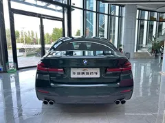 2021 BMW 5 Series 540i Fashion M Sport Package, зелёный — фото 18