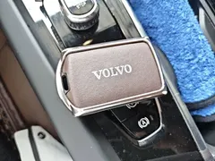 2023 Volvo XC60 4WD Luxury, белый — фото 9
