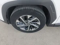 2022 Hyundai Tucson L 2.0L Hybrid Premium, белый — фото 25