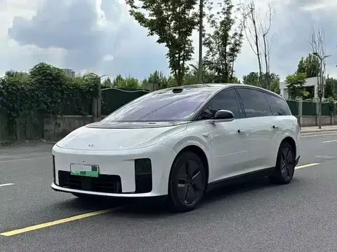 2025 Li Auto i8 Standard
