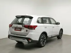2020 Mitsubishi Outlander 2.4L 4WD 7-seat, белый — фото 2