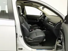 2020 Mitsubishi Outlander 2.4L 4WD 7-seat, белый — фото 23