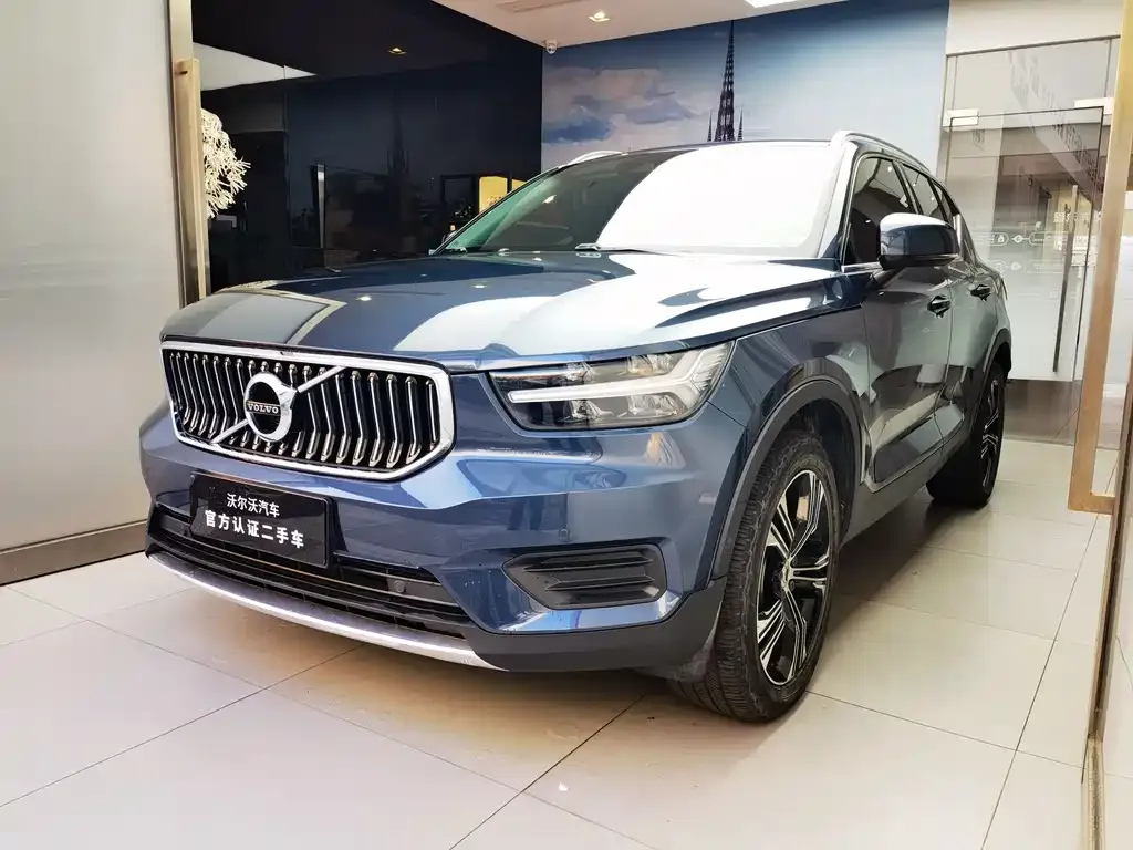 2022 Volvo XC40 4WD Luxury