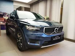2022 Volvo XC40 4WD Luxury, синий — фото 3