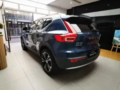 2022 Volvo XC40 4WD Luxury, синий — фото 4