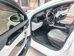 2024 BYD Qin PLUS Honor DM-i PHEV 55km Leading, белый — фото 12