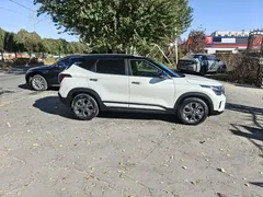 2023 Kia Seltos 1.5L CVT Luxury, белый — фото 4